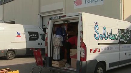 Alice, une jeune étudiante, effectue un service civique pour l'antenne mobile du Secours populaire Solidaribus. Un dispositif qui permet aux plus précaires d'entre eux de faire leurs courses pour quelques euros. (France 3)