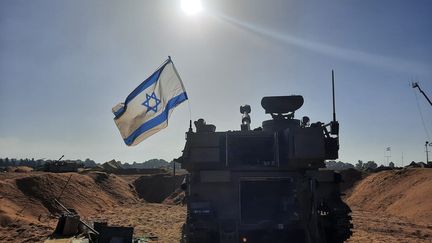 Un char israélien près de la frontière avec la bande de Gaza, dans le sud d'Israël, le 6 novembre 2023. (WILLY MOREAU / RADIO FRANCE)