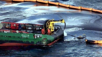 La marine nationale pompe le fuel de l'Erika, répandu sur la mer (AFP / Pool Reuters / David Ademas)