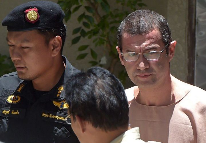 Le ressortissant suisse Xavier Justo, emprisonné en Thaïlande, quitte le tribunal de Bangkok le 17 août 2015. (PORNCHAI KITTIWONGSAKUL / AFP)