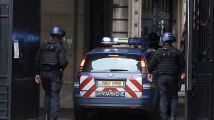 Une voiture de gendarmerie arrive au palais de justice de Paris, le 2 octobre 2017. (STEPHANE DE SAKUTIN / AFP)