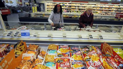 Des consommateurs font leurs courses au rayon "surgel&eacute;s" d'un supermarch&eacute; de Bordeaux (Gironde), le 21 f&eacute;vrier 2013. (JEAN-PIERRE MULLER / AFP)