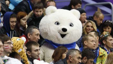 L'ours polaire Mishka, une des trois mascottes des JO de Sotchi (Russie),dans les tribunes d'un match de hockey sur glace, le 16 f&eacute;vrier 2014. (MARK HUMPHREY / AP / SIPA)