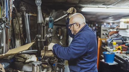 Les partenaires sociaux doivent trouver un accord sur ce "pacte de la vie au travail", qui concerne notamment l'emploi des seniors. Image d'illustration. (DANIEL GONZALEZ / MOMENT RF)