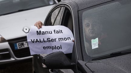 Un chauffeur VTC en colère contre les mesures pro-taxis, le 4 février 2016 à Paris. (MAXPPP)