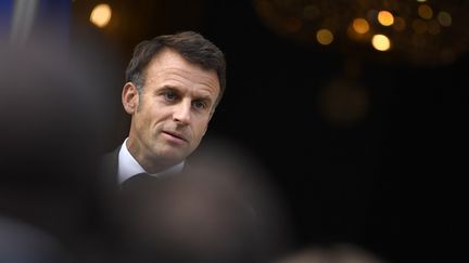 Emmanuel Macron, le 21 juillet 2023 à l'Elysée, lors d'un discours prononcé pour le 140e anniversaire de la création de l'Alliance française. (JULIEN DE ROSA / AFP)