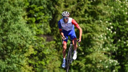 Le coureur de la Groupama-FDJ Thibaut Pinot s'entraîne en montant la Planche des Belles Filles, le 18 mai 2022. (SEBASTIEN BOZON / AFP)