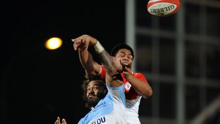 Le Biarrot&nbsp;Talalelei Gray (en rouge et blanc) est &agrave; la lutte sur un ballon a&eacute;rien avec le Bayonnais Sione Lauaki, dans le derby basque du Top 14, le 29 novembre 2011.&nbsp; (GAIZKA IROZ / AFP)