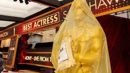 Une réplique géante de la statuette des Oscars enveloppée, "confinée", dans un sac plastique dans le hall du&nbsp;Dolby Theater à Hollywood (mars 2018). (CHRISTOPHER POLK / GETTY IMAGES NORTH AMERICA)