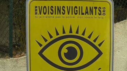 Le dispositif "voisins vigilants" fait appel à la mobilisation citoyenne. Des habitants veillent sur la maison de leurs voisins en leur absence. (France 2)