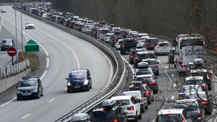 Le gouvernement a d&eacute;cid&eacute; de geler l'augmentation de 0,57% des p&eacute;ages pr&eacute;vue au 1er f&eacute;vrier 2015. (MAXPPP)