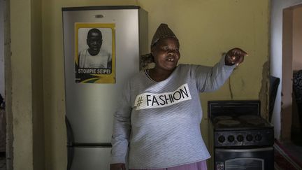 Dans son township, la mère de Stompie enchaîne les interviews depuis le décès de «mama» Winnie. Elle se rappelle avec émotion sa rencontre à la fin des années 90 avec Winnie Mandela, en marge d'une audition de la Commission vérité et réconciliation, chargée de réexaminer les crimes politiques durant l'apartheid. «Winnie m'a demandé pardon», assure-t-elle, «on a fait la paix». Cette mère éplorée, restée fidèle au Congrès national africain (ANC) de Nelson Mandela, compte toutefois assister aux obsèques de «mama» Winnie, le 14 avril à Johannesburg. Quelles que soient les motivations du MUFC, ses pratiques musclées restent «une ombre qui a poursuivi Winnie depuis trente ans», estime Paul Verryn, le pasteur qui hébergeait Stompie et ses deux camarades, Thabiso et Pelo, au moment de leur enlèvement. Aujourd'hui encore, Pelo s'interroge sur les réelles motivations du sinistre «club de foot». Selon lui, «certains» de ses membres «travaillaient pour la police». Une version désormais largement répandue dans l'opinion, selon laquelle le régime de l'apartheid cherchait à salir l'image de Winnie Mandela. (WIKUS DE WET / AFP )