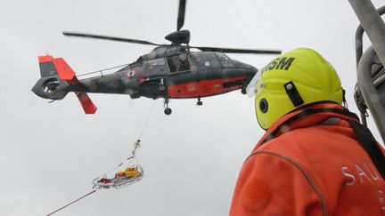 Exercice de sauvetage en mer au large des c&ocirc;tes fran&ccedil;aises, pr&egrave;s de Calais (Pas-de-Calais), le 4 juillet 2013. (DENIS CHARLET / AFP)