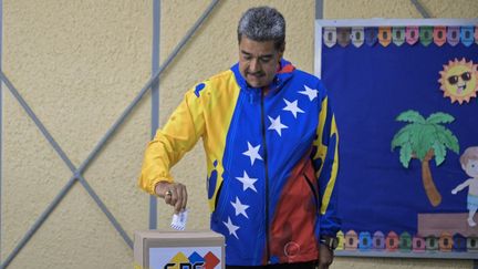 Le président du Venezuela Nicolas Maduro, candidat à sa réélection, vote lors de l'élection présidentielle, à Caracas, le 28 juillet 2024. (JUAN BARRETO / AFP)