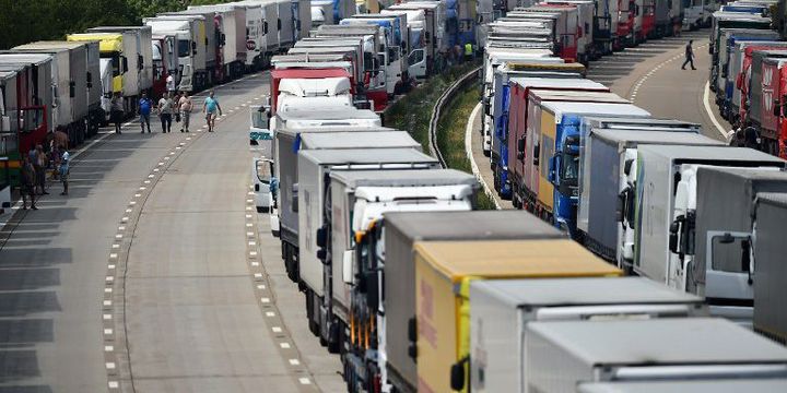 Bouchon de camions sur une autoroute britannique, alors que le port de Calais était bloqué. en 2015. (BEN STANSALL / AFP)