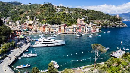 Una barca nel porto di Portofino in Italia. (BIM / E+ / TRAMITE GETTY)