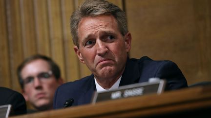 Le sénateur républicain Jeff Flake, le 27 septembre 2018, lors de l’audience du&nbsp;juge Brett Kavanaugh pour la&nbsp;confirmation de la Cour suprême, à Washington. (WIN MCNAMEE / GETTY IMAGES NORTH AMERICA / AFP)