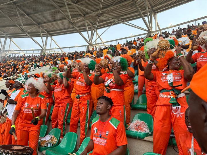 Ivorian supporters set the mood during the quarter-final against Mali, Saturday February 3, 2024. (FRANCK BALLANGER / THOMAS SELLIN / RADIO FRANCE)