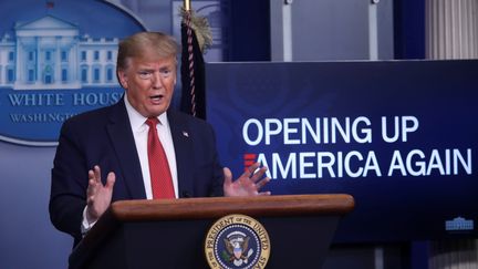 Le président américain, Donald Trump, le 16 avril 2020 à la Maison Blanche. (LEAH MILLIS / REUTERS)