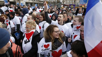 Des manifestants calaisiens brandissent des drapeaux "J'aime Calais", à Paris, le&nbsp;7 mars 2016.&nbsp; (THOMAS SAMSON / AFP)