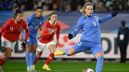 Eugénie Le Sommer avec les Bleues lors du match de Ligue des nations contre l'Autriche, le 1er décembre 2023 à Rennes. (DAMIEN MEYER / AFP)