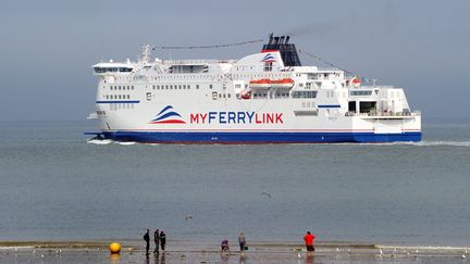 Le "Berlioz", l'un des trois navires rachet&eacute;s par Eurotunnel apr&egrave;s la liquidation de SeaFrance et lou&eacute;s &agrave; la compagnie My ferry link, quitte le port de Calais (Pas-de-Calais) &agrave; destination de Douvres (Angleterre), le 20 ao&ucirc;t 2012. (PHILIPPE HUGUEN / AFP)