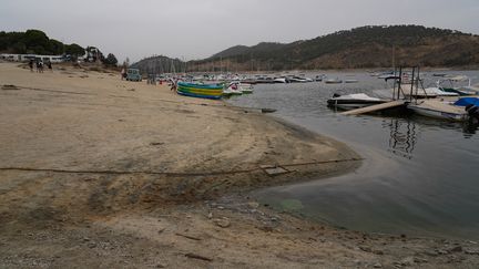 Un lit asséché qui indique de faibles niveaux d'eau dans le réservoir de Pantano San Juan, à Pelayos de la Presa, en Espagne, le 14 août 2022. (AHMET ABBASI / ANADOLU AGENCY / AFP)