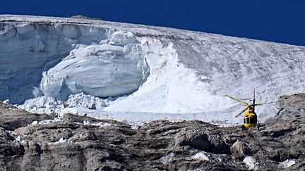 Un hélicoptère des secours près du glacier de la Marmolada, dans les Alpes italiennes, le 6 juillet 2022. (TIZIANA FABI / AFP)