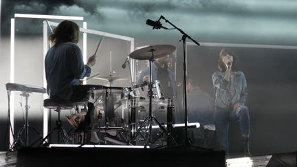 Au coeur d'une scénographie lumineuse, et appuyée par des mélodies énergiques, la voix douce de Charlotte Gainsbourg a enchanté Rock en Seine. 
 (Medhi Weber)