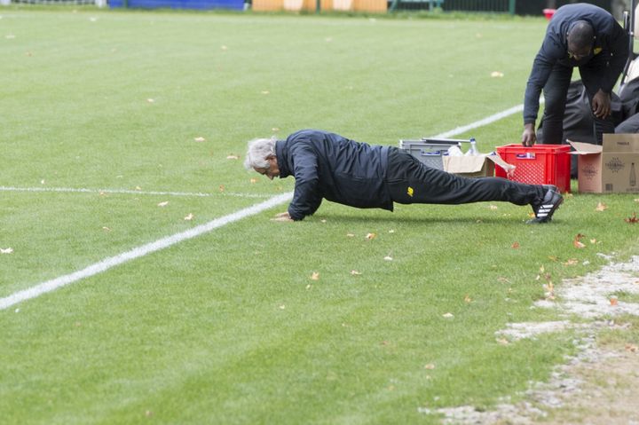 Vahid Halilhodzic fait des pompes à l'entraînement, le 2 octobre 2018 (SEBASTIEN SALOM GOMIS / AFP)