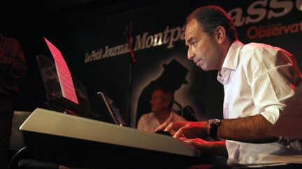 La passion de Jean-Fran&ccedil;ois Cop&eacute; pour le piano a inspir&eacute; un poisson d'avril &agrave; Rue 89. (JOEL SAGET / AFP)