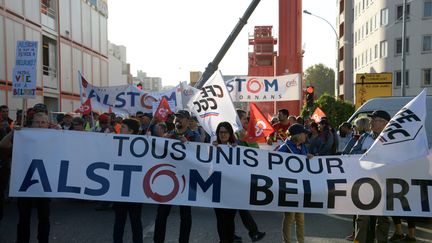 Manifestation des employés d'Alstom devant le siège de l'entreprise à Saint-Ouen, le 27 septembre 2016 (SEBASTIEN BOZON / AFP)