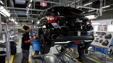 Un employé du groupe Renault travaille sur une chaîne d'assemblage, le 23 février 2017, dans l'usine de Flins (Yvelines).&nbsp; (BENOIT TESSIER / REUTERS)