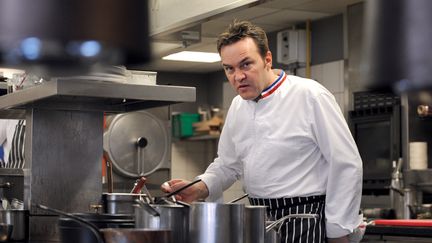 Emmanuel Renaut, le chef&nbsp;du Flocons de sel, pose dans ses cuisines le 16 f&eacute;vrier 2012 &agrave; Meg&egrave;ve (Haute-Savoie). (JEAN-PIERRE CLATOT / AFP)