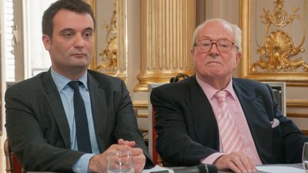 Le vice-pr&eacute;sident du Front national Florian Philippot et le pr&eacute;sident d'honneur du parti, Jean-Marie Le Pen, lors d'une conf&eacute;rence de presse &agrave; Paris le 22 avril 2014.&nbsp; (ZAER BELKALAI / AFP)