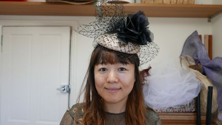 Cécile Millinery dans sa maison de Londres "Ici, les femmes osent beaucoup plus que les Françaises !" (EMMANUEL LANGLOIS)