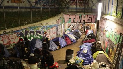 Alors que le froid et l'hiver s'installent progressivement, plus de 200 migrants ont été vendredi 10 décembre, en début de matinée, évacués d'un tunnel où ils campaient entre Paris et Saint-Denis, depuis plusieurs semaines. La solidarité s'était mise en place afin de leur venir en aide.&nbsp; (CAPTURE ECRAN FRANCE 2)