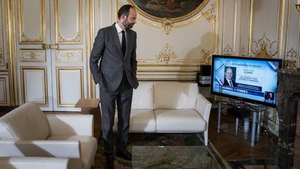 Edouard Philippe regarde l'annonce de la composition du gouvernement, depuis Matignon, le 17 mai 2017.&nbsp; (JOEL SAGET / AFP)