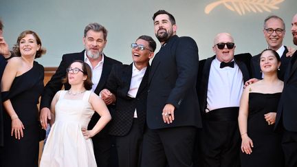 Le casting du film "Un p'tit truc en plus" sur les marches du Festival de Cannes, le 23 mai 2024. (CHRISTOPHE SIMON / AFP)