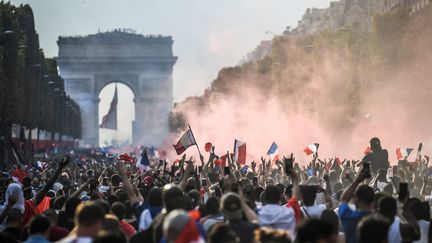 Mondial : l'avenue des Champs-Elysées comble