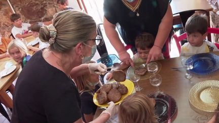 Les élèves de Galéria, en Corse, n'ont pas de cantine. À la place, chaque midi, et ce depuis 25 ans, ils se rendent au bar du village. (FRANCE 3)