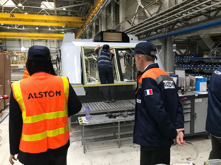 French and Kazakh employees in an Alstom factory in Kazakhstan.  (PAUL BARCELONNE / RADIOFRANCE)