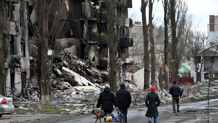 Des bâtiments détruits dans la ville de Borodianka, au nord-ouest de Kiev (Ukraine), le 4 avril 2022. (SERGEI SUPINSKY / AFP)