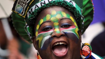 Les spectateurs ont&nbsp;dans&eacute; et entonn&eacute; des chants de l'&eacute;poque de la lutte contre l'apartheid, lorsque Mandela &eacute;tait d&eacute;j&agrave; leur h&eacute;ros emprisonn&eacute;. (ALEXANDER JOE / AFP)