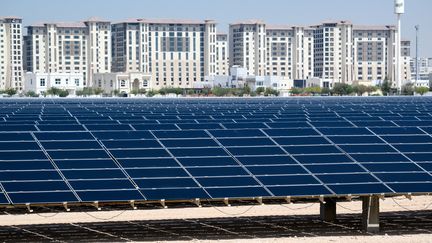 Une centrale solaire à Abou Dhabi, aux Emirats arabes unis, le 21 mars 2022. (BERND VON JUTRCZENKA / DPA / AFP)