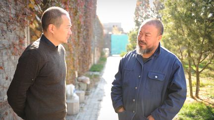 Ai Weiwei discute avec un ami devant son studio p&eacute;kinois, le 9 novembre 2011. (PETER PARKS / AFP)