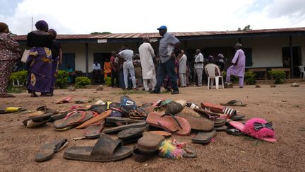 Des&nbsp;affaires appartenant à des lycéens de l'établissement Bethel Baptist enlevés dans le nord-ouest du Nigeria,&nbsp;en juillet 2021.&nbsp; (KOLA SULAIMON / AFP)