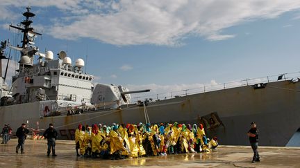 Des migrants secourus par la marine italienne arrivent sur le port d'Augusta (Italie), le 10 juin 2016. (ANTONIO PARRINELLO / REUTERS)