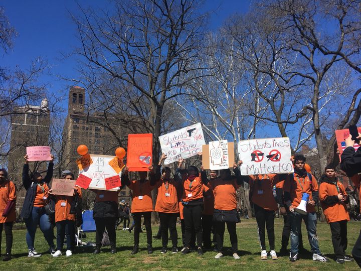 Des participants au rassemblement contre les armes à feux à New York, le 20 avril 2018. (MARCO WOLTER / RADIO FRANCE)