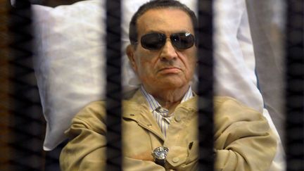 L'ancien pr&eacute;sident &eacute;gyptien Hosni Moubarak attend le verdict &agrave; son proc&egrave;s au Caire (Egypte), le 2 juin 2012. (AFP)